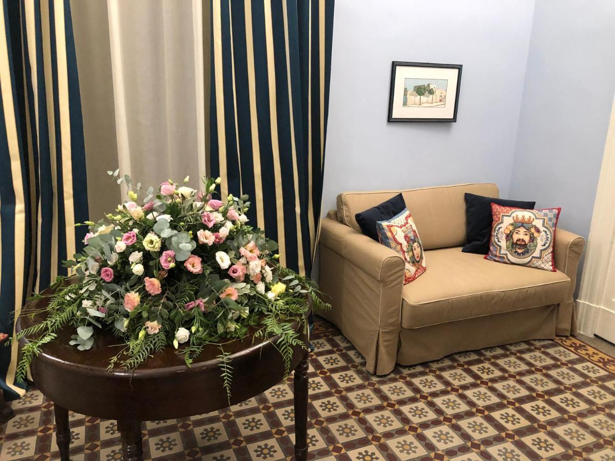 Palazzo Pastura B&B And Apartments คาตาเนีย ภายนอก รูปภาพ